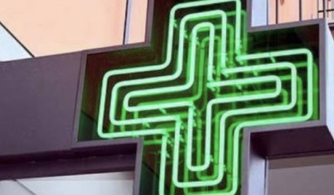 Furto in farmacia: coppia ruba 23 confezioni di creme, scatta l’arresto