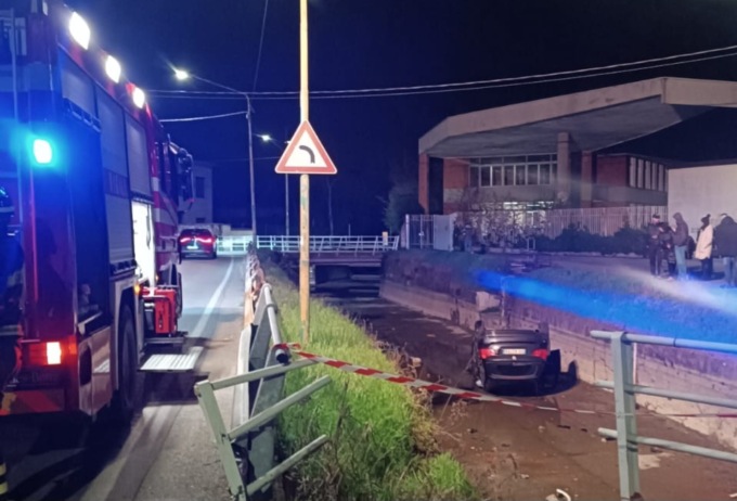 Perde il controllo e finisce in un canale