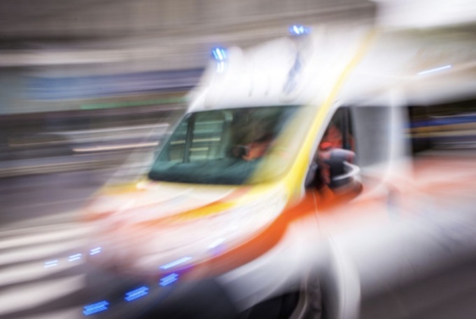 Colpito da travetti di ferro sul piede, ferito un operaio edile