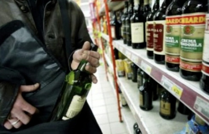 Nasconde due bottiglie di whisky sotto la giacca ed esce senza pagare, 56enne nei guai