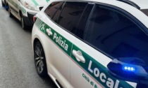 Passa davanti alla Locale e saluta gli agenti, ma stava guidando senza aver conseguito la patente