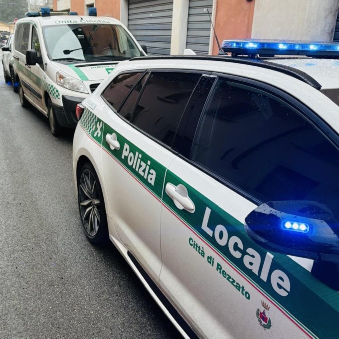 Passa davanti alla Locale e saluta gli agenti, ma stava guidando senza aver conseguito la patente