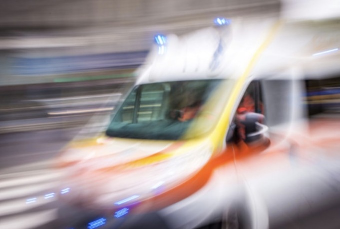 Si sente male e cade al suolo, 50enne trasportato agli Spedali Civili