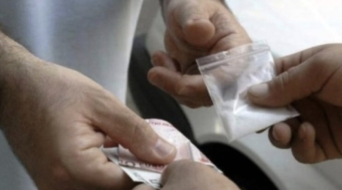 Lancia il monopattino agli agenti: in manette un uomo per spaccio al Carmine