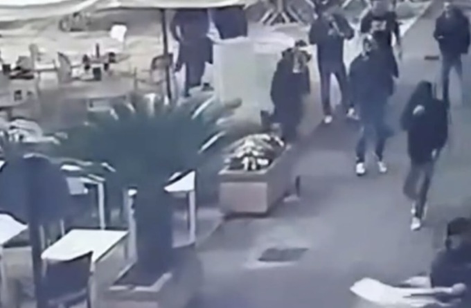 Tifosi in piazza Vittoria a Salò, momenti di tensione tra sedie che volano e petardi che scoppiano