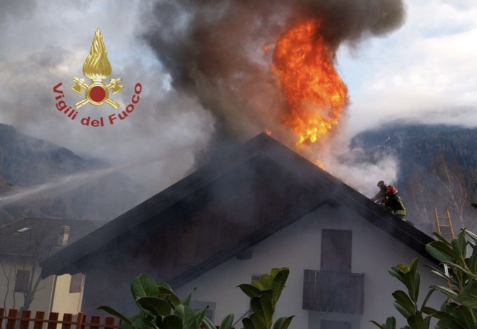 Va a fuoco il tetto, paura a Temù