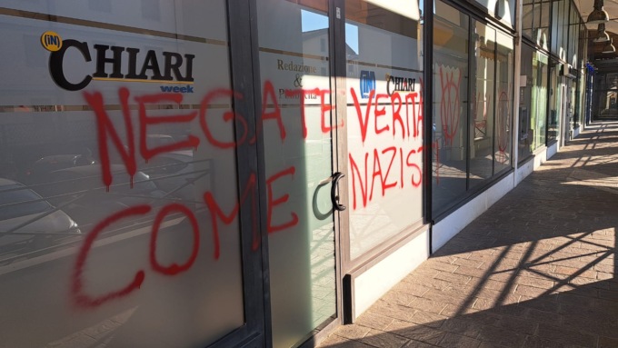 Raid vandalico “No Vax” alla sede del ChiariWeek