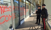 Raid vandalico "No Vax" alla sede del ChiariWeek, la solidarietà degli Amministratori