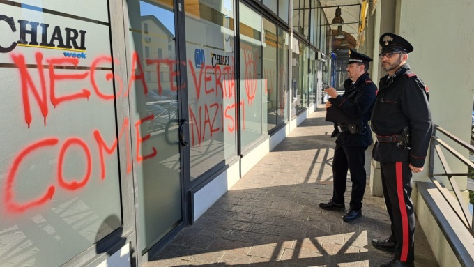 Raid vandalico “No Vax” alla sede del ChiariWeek, la solidarietà degli Amministratori