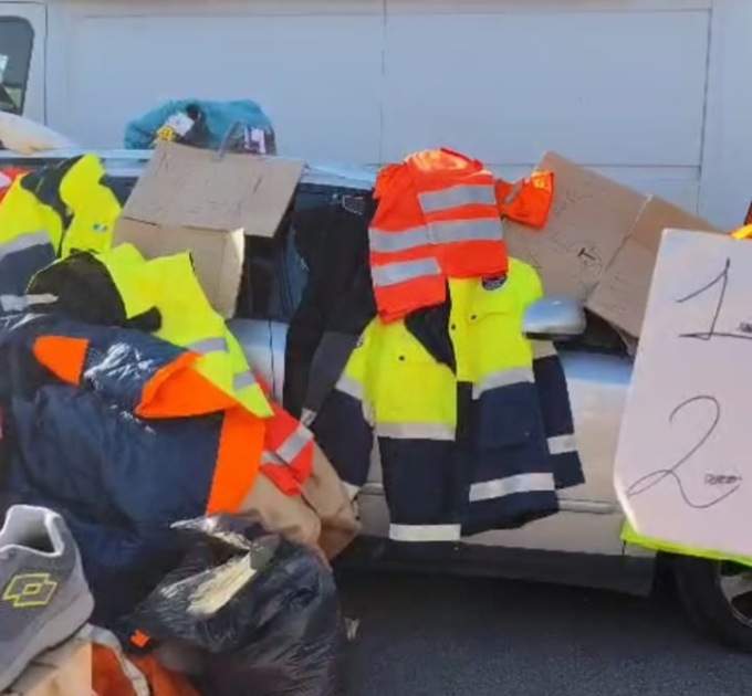Divise della Protezione civile in vendita tra la merce usata al mercato: sequestrate dalla Locale