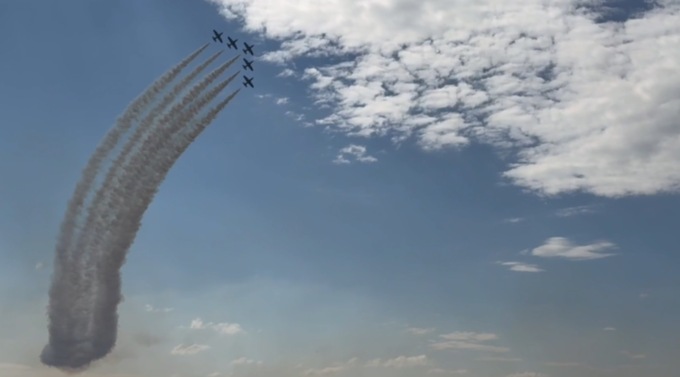 Le Frecce tricolori solcano il cielo azzurro della Bassa