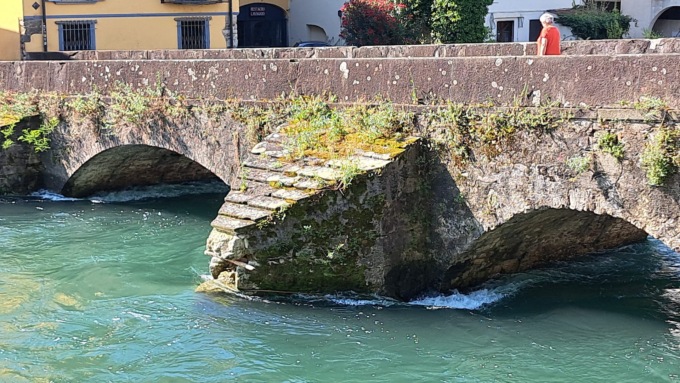 Il restauro del Ponte Romano “triplica”: al via la sistemazione dei rostri