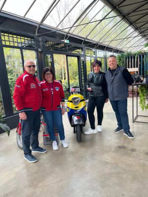 Un bel gesto che fa strada: adesso la solidarietà corre sulle due ruote