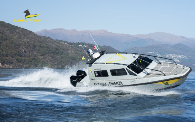 Si getta nelle acque del lago a Salò, salvato dalla Guardia di Finanza