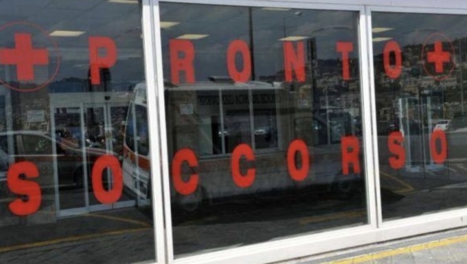 Aggredisce verbalmente un’addetta alle pulizie e danneggia la porta d’ingresso del Pronto Soccorso: denunciato