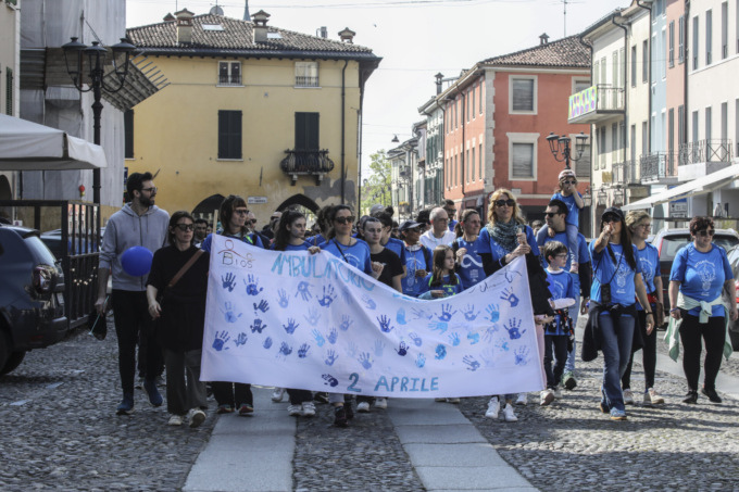 Giornata per l’autismo: in 500 in passeggiata