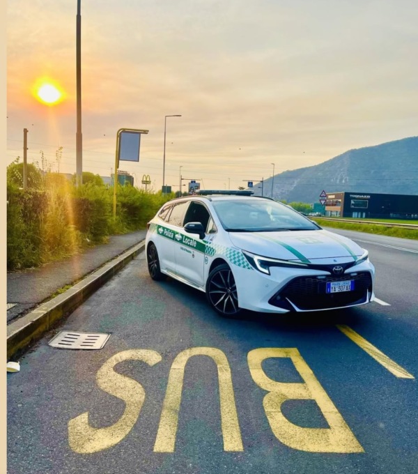 Beccati sul bus con biglietto non obliterato, si rifiutano di dare le generalità ai controllori: due denunciati