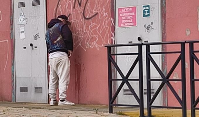 Bresciano ubriaco semina il panico in biblioteca a Chivasso