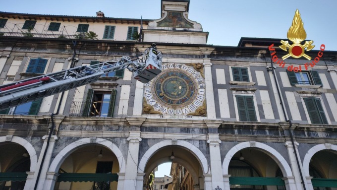 Cadono alcuni calcinacci dal palazzo dell’Orologio a Brescia, intervengono i Vigili del Fuoco