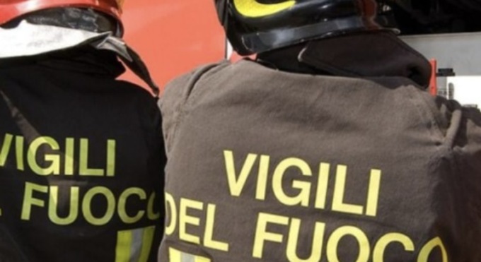 Crolla il tetto di alcuni garage a Brescia, paura in mattinata