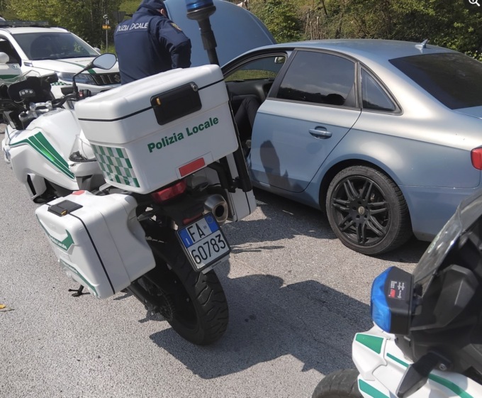 Fermano le auto facendo finta di essere senza carburante e soldi: due denunciati per truffa