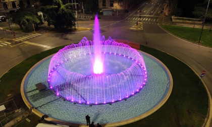 Brescia: la fontana di piazzale Repubblica si accende di fucsia per le malattie Nmosd e Mogad