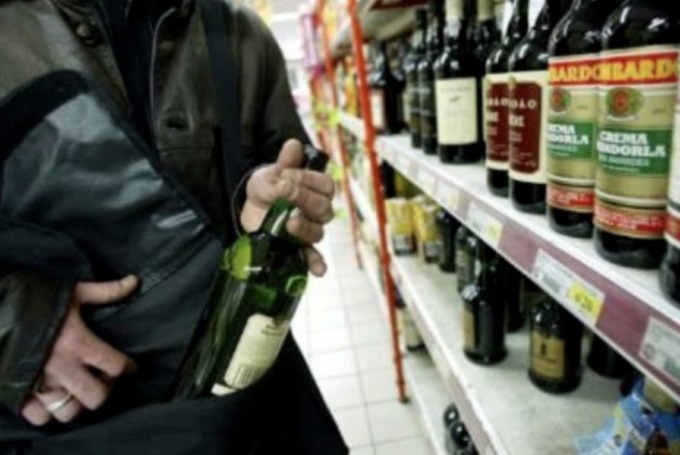 Fuggono dal supermercato senza pagare i superalcolici, scattano quattro denunce a Rezzato