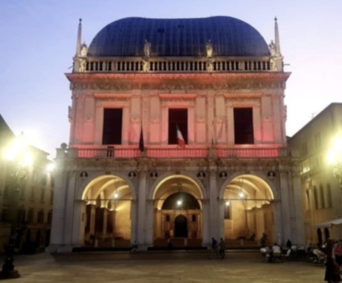 Giornata Nazionale per la Donazione di Organi: Palazzo Loggia si illumina di rosso