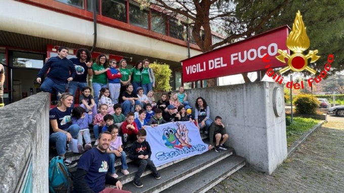 I Vigili del Fuoco di Brescia accolgono i bambini sordi per una visita al Comando