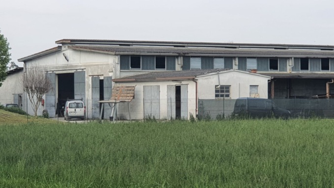 Tra i campi della Bassa spunta una Big Bench: destinazione parco Dna