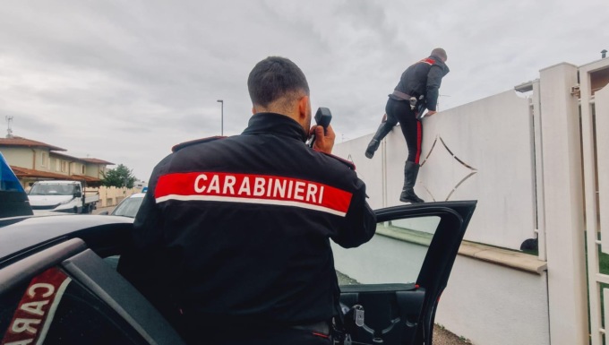 Tentano di rubare in una villetta, poi di fuggire dai carabinieri: due arresti
