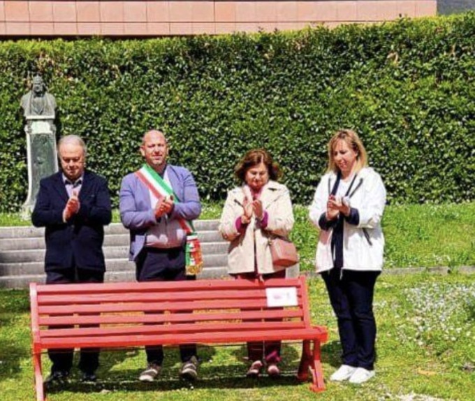 Inaugurata una panchina rossa al Richiedei di Gussago