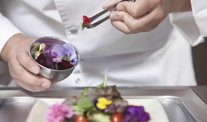 La primavera nel piatto: sul balcone fiori colorati, profumati e buoni da mangiare