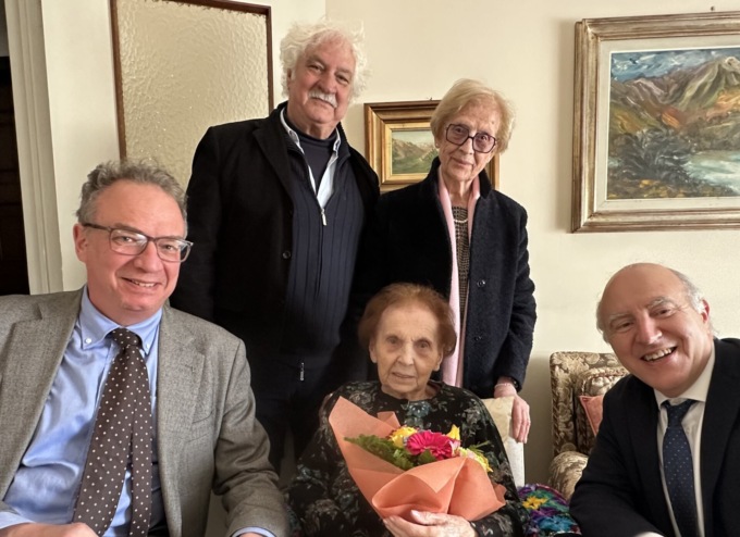 Luigina Casari: l’assessore Muchetti le consegna la targa per l’opera di volontariato in favore della comunità