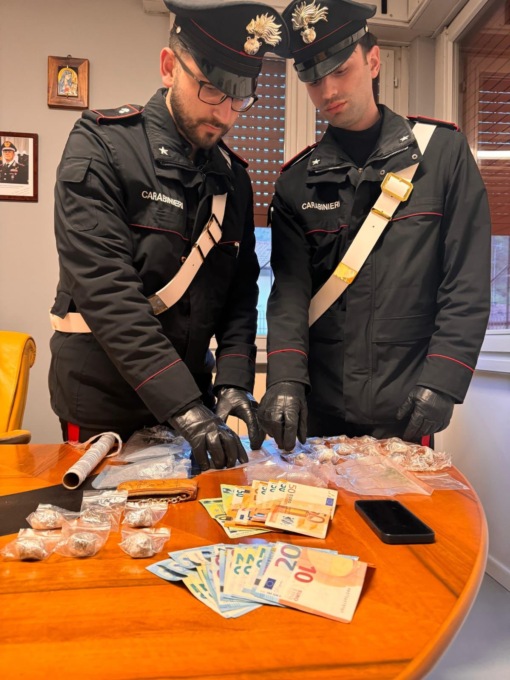 Nello zaino ha hashish e 900 euro: arrestato un giovane di Vestone