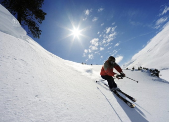 Raggiunge Madonna di Campiglio in elicottero e atterra sulle piste da sci: scatta la multa