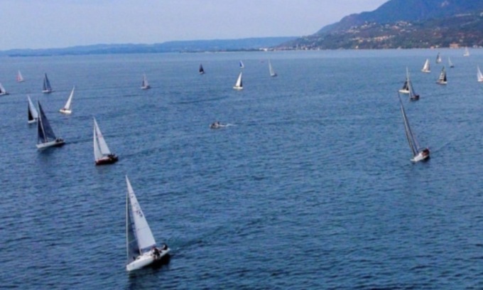 Regate veliche in programma sul Garda, la Guardia Costiera raccomanda: “Cauta navigazione”