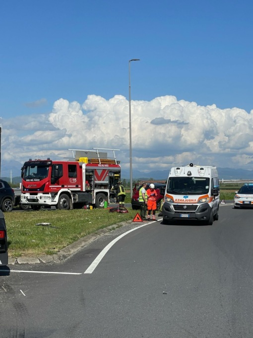 Scontro frontale tra auto e mezzo pesante ad Urago d’Oglio