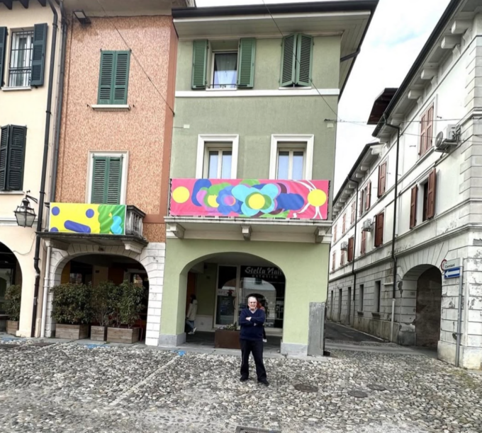 I balconi della piazza portano la firma di Cazzaniga