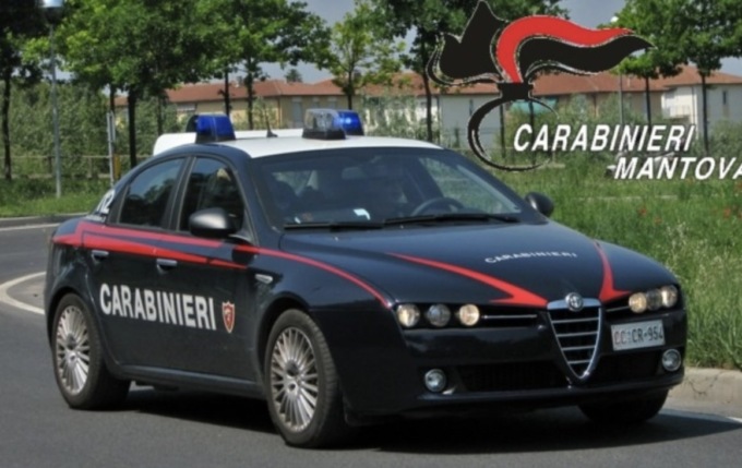 Si finge un utilizzatore della piscina e sforza cinque armadietti: rubati cellulari e denaro per quasi 500 euro