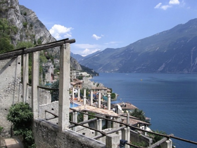 Si potranno bere alcolici solo seduti al bar, arriva l’ordinanza a Limone del Garda