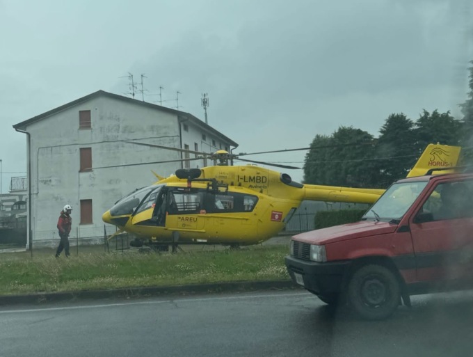 Si sente male in A4, arriva l’elisoccorso