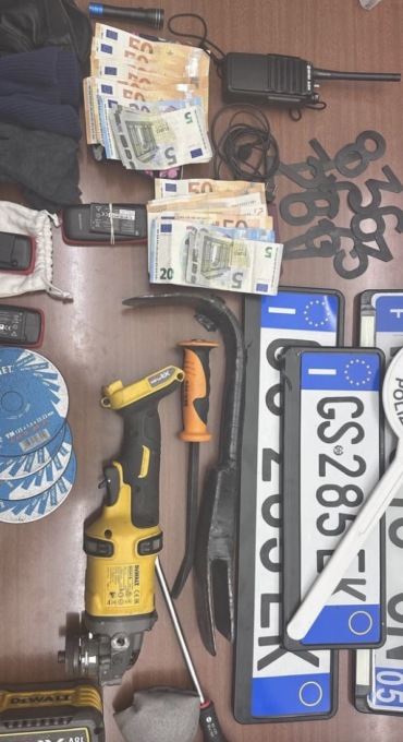 Spaccano una finestra al primo piano e si introducono in casa: sventato furto a Vestone