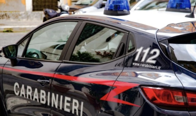 Tentano la fuga ma vengono fermati: in auto trovati arnesi per lo scasso e passamontagna