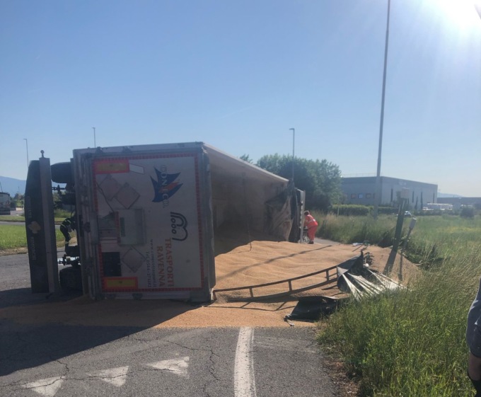 Tir si ribalta a Rovato: traffico in tilt