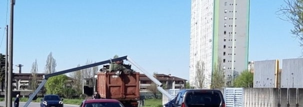 Traliccio sradicato da un camion sotto il ponte della metro a Sanpolino