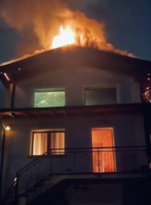Un devastante incendio ha completamente distrutto la villetta in cui vivevano madre e figlia a Paratico