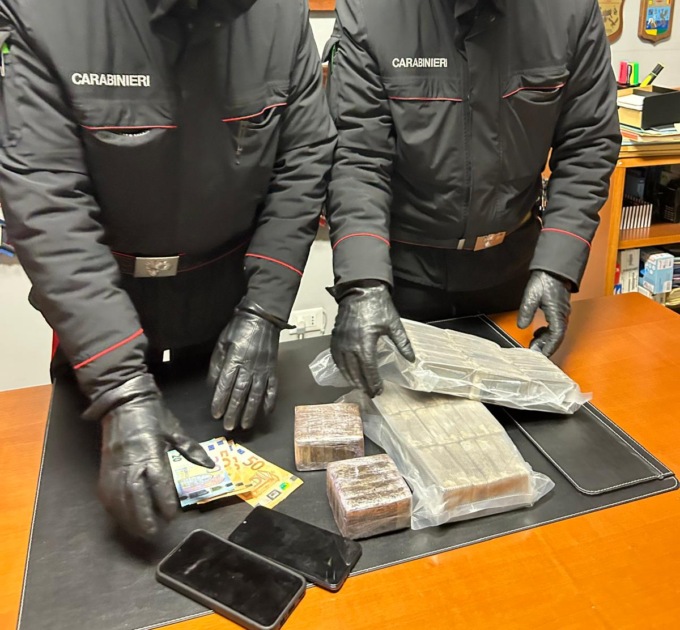 Viaggiava con cinque chili di hashish nel bagagliaio: arrestato un 32enne