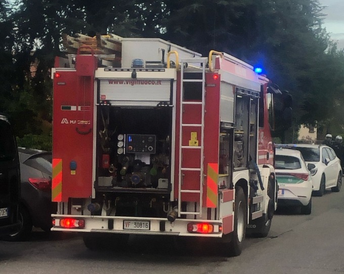 Incendio in un appartamento provocato da una candela