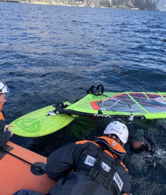 Windsurfista alla deriva, interviene la Guardia Costiera
